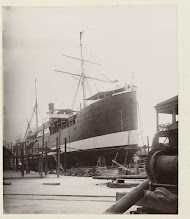 Het schip Tai-Cheong aangemeerd in de haven van Kowloon, Hongkong