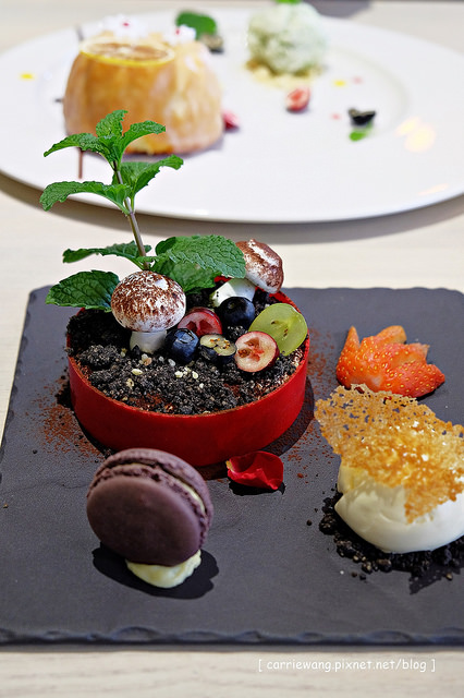 【台中咖啡館推薦】咖啡瑪榭 Café Marché@台中店。環境寬敞大器，還有自家庭院，咖啡好喝有質感，盆栽提拉米蘇可愛吸睛，可以從早午餐吃到下午茶
