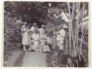 Groepsportret van de familie Brouwers op plantage Accaribo, Suriname