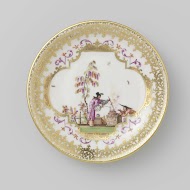 Schotel, veelkleurig beschilderd met chinoiserieën