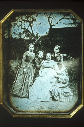 Portrait of Johanna Fredrika Ottelin with her daughters Minette, Agnes, Aline ja Ida.