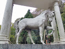 白馬の像