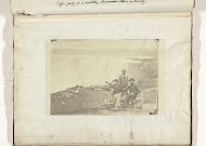 Groepsportret van drie mannen op een bank bij de Niagara Falls