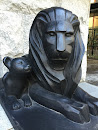 ライオンの親子の像