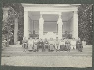 Familie Kessler op de trap van het buitenhuis in de tuin van landgoed Pauw