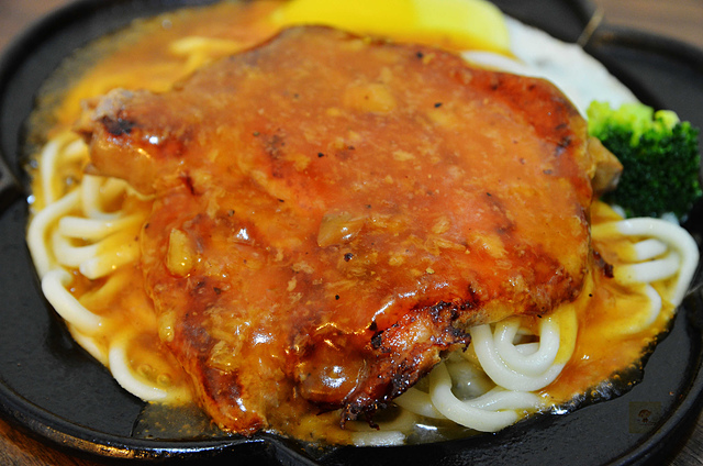 漢御牛排~平價味美的百元雞腿排，還有便宜的蓋飯、鍋燒料理~店內飲料、濃湯免費喝到飽