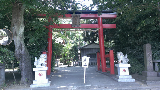 前鳥神社の赤鳥居