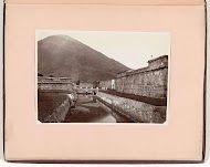 Het fort Nassau, binnenzijde, op Gunung Api ('Im fort Nassau (Banda, G. Api)')