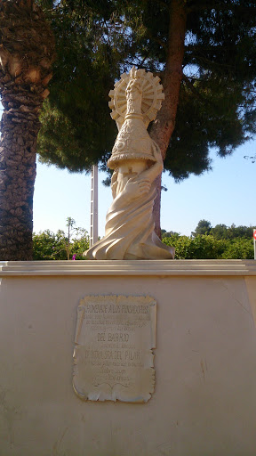 Estatua Homenaje Fundadores Virgen Del Pilar