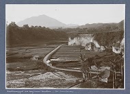 Gezicht op Karbouwengat en de weg naar Matoer op Sumatra