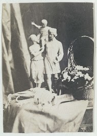 Stilleven met statuette en mand