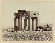Man met ezel bij de qubba van Douris, nabij Baalbek