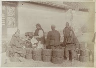 Mensen met manden nemen pauze tijdens hun werk, China