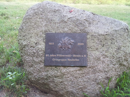 Gedenkstein am Weiher - Neuhofen