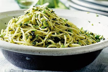 Spaghetti with pea & mint pesto