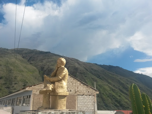 Estatua Colegio Cesar Vallejo