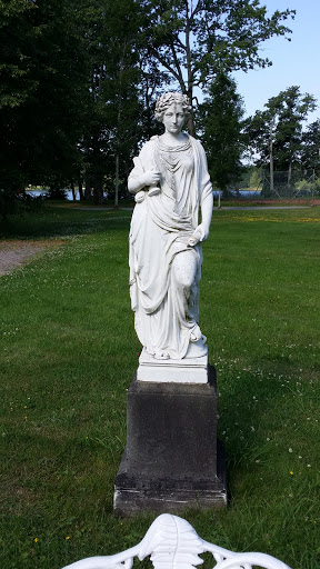 Staty Med Lyra