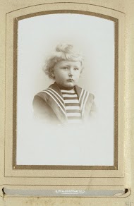 Portret van een jongetje in een matrozenpak