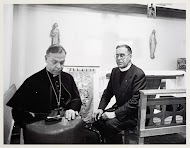 Mgr. Bär in gesprek met de Nederlandse aalmoezenier Wassenberg