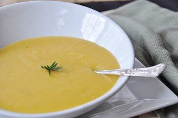 VEGAN GARLIC AND ROSEMARY POTATO SOUP