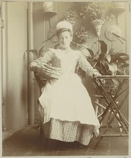 Dienstbode zittend in een serre met een mand op de arm