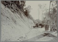 Aanleg van de weg langs een heuvel