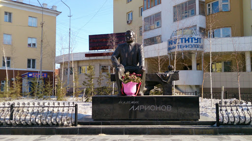Памятник академику Ларионову
