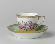 Kop with roses in a basket