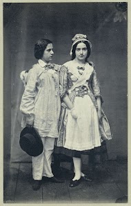 Portret van Anna Gratia Asser en een onbekend meisje in toneelkostuum