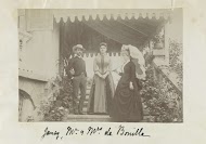 Portret van twee vrouwen en een man, aangeduid als Janey en Mr en Mrs de Bouille, op een trap voor een huis