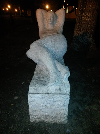 Fekvő női szobor