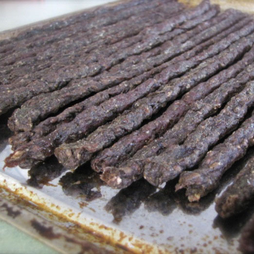 Best Ground Beef Jerky Recipe / Homemade Ground Beef Jerky Off The Cutting Board : Keep in mind, you can usually swap out venison in the place of beef in most jerky recipes.