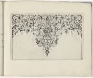 Ornamenprent met spits met rolwerk gevuld met bloemen en onderaan twee slakken