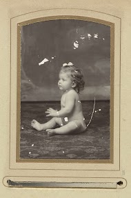 Portret van een baby zittend op de vloer