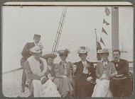 Portret van een groep aan boord van de boot naar Hoorn op de Zuiderzee