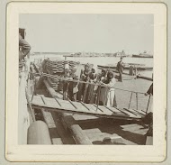 Loopplank van de Norra Finland met daarachter kinderen spelend op muziekinstrumenten.