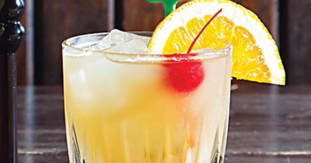 Craft a Refreshing Whiskey Sour Enhanced with Egg White