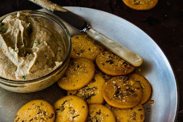 Dukkah Chickpea Crackers {vegan and gluten free}