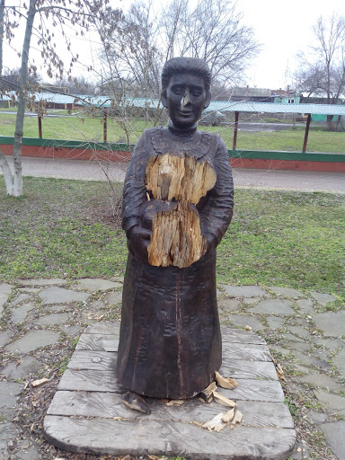 Памятник Женщина С Короваем
