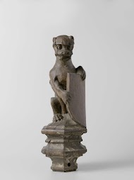 Aapachtige wapendrager van de balustrade uit de Rolzaal in het Hof van Holland, Den Haag