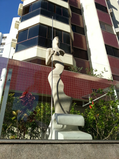 Escultura R. Altamiro Guimarães