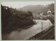 Riviergezicht langs een spoorlijn in de Wye vallei