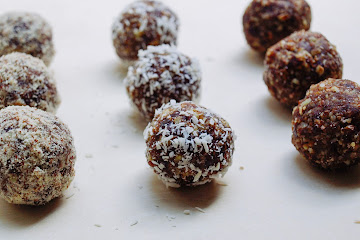 RAW PECAN PIE ENERGY BALLS