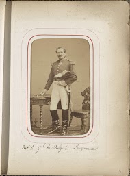 Portret van een brigadegeneraal met hoed in de hand