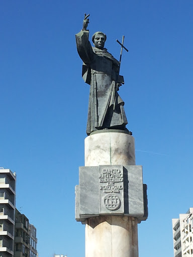Estátua de Sto António